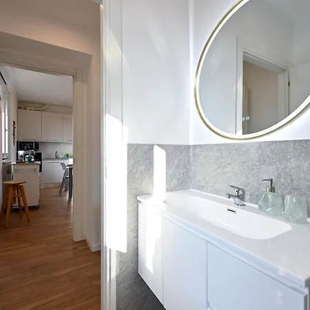 Lora Como Residence, Luxury Suite 6 ,Free Private Parking, Self Check In Apartament Como