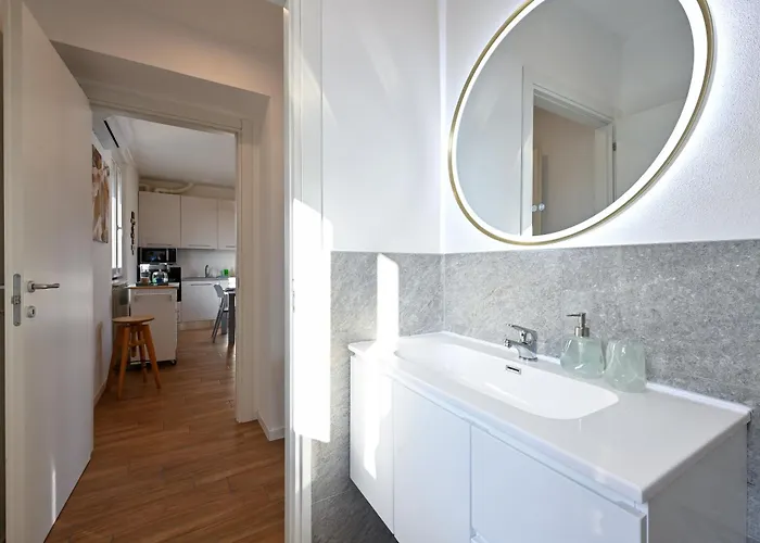 Lora Luxury 6 Free Private Parking, Self Check In Apartmán Como